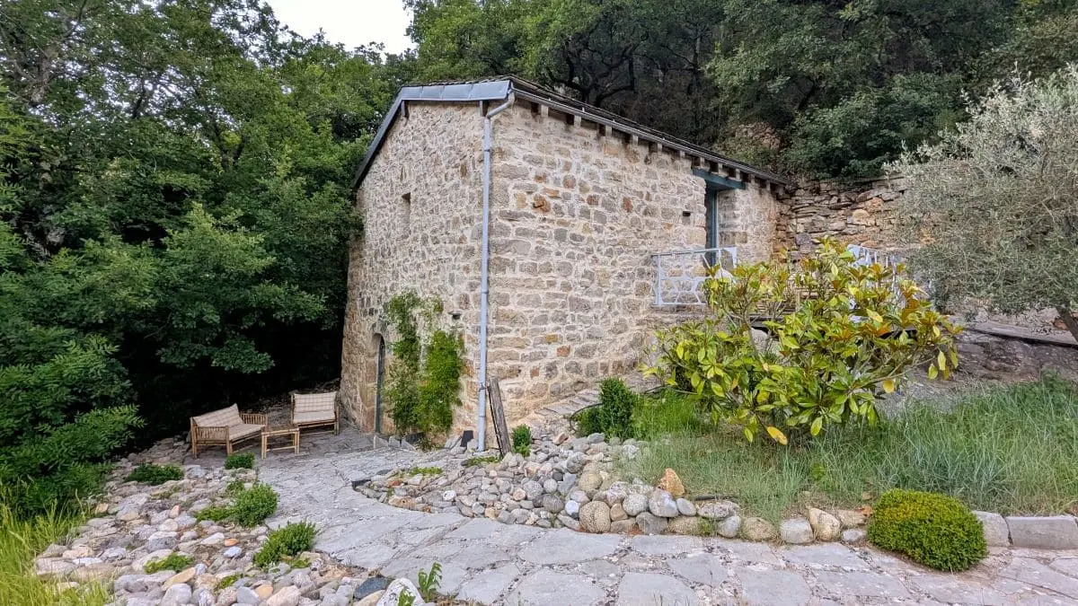 Visiter les Remparts du Larzac : escapade en Aveyron chambre de la jonte dans son batiment isole a l hermitage de la dourbie