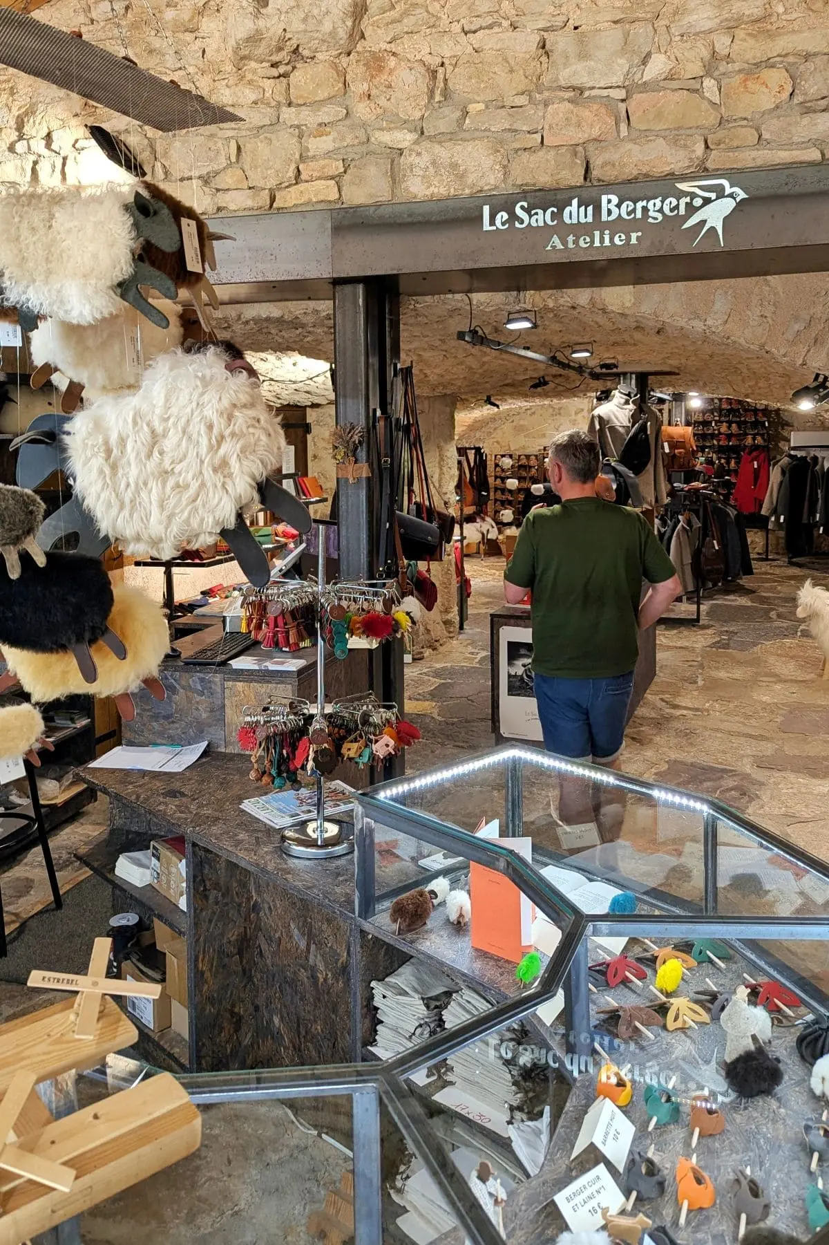 Visiter les Remparts du Larzac : escapade en Aveyron boutique le sac du berger a la couvertoirade