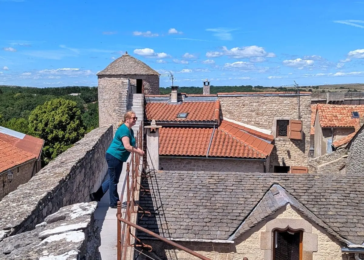 Visiter les Remparts du Larzac : escapade en Aveyron chemin de ronde sur les remparts de la cavalerie dans le larzac