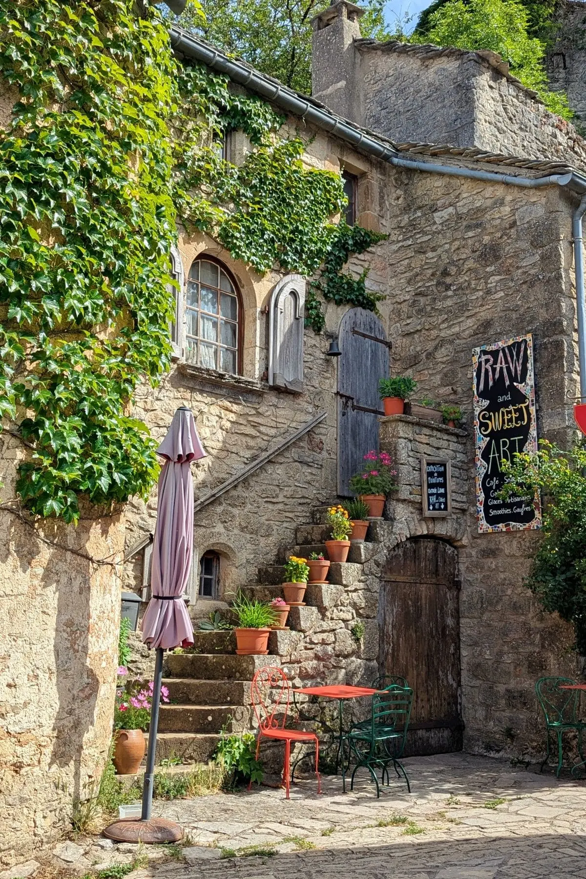 Visiter les Remparts du Larzac : escapade en Aveyron rues de la couvertoirade