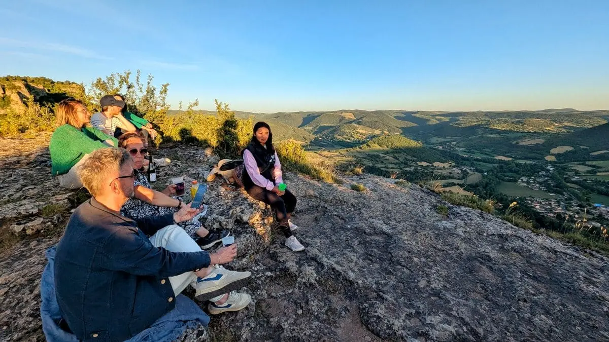 Visiter les Remparts du Larzac : escapade en Aveyron diner aligot saucisse au coucher du soleil depuis le roc nantais