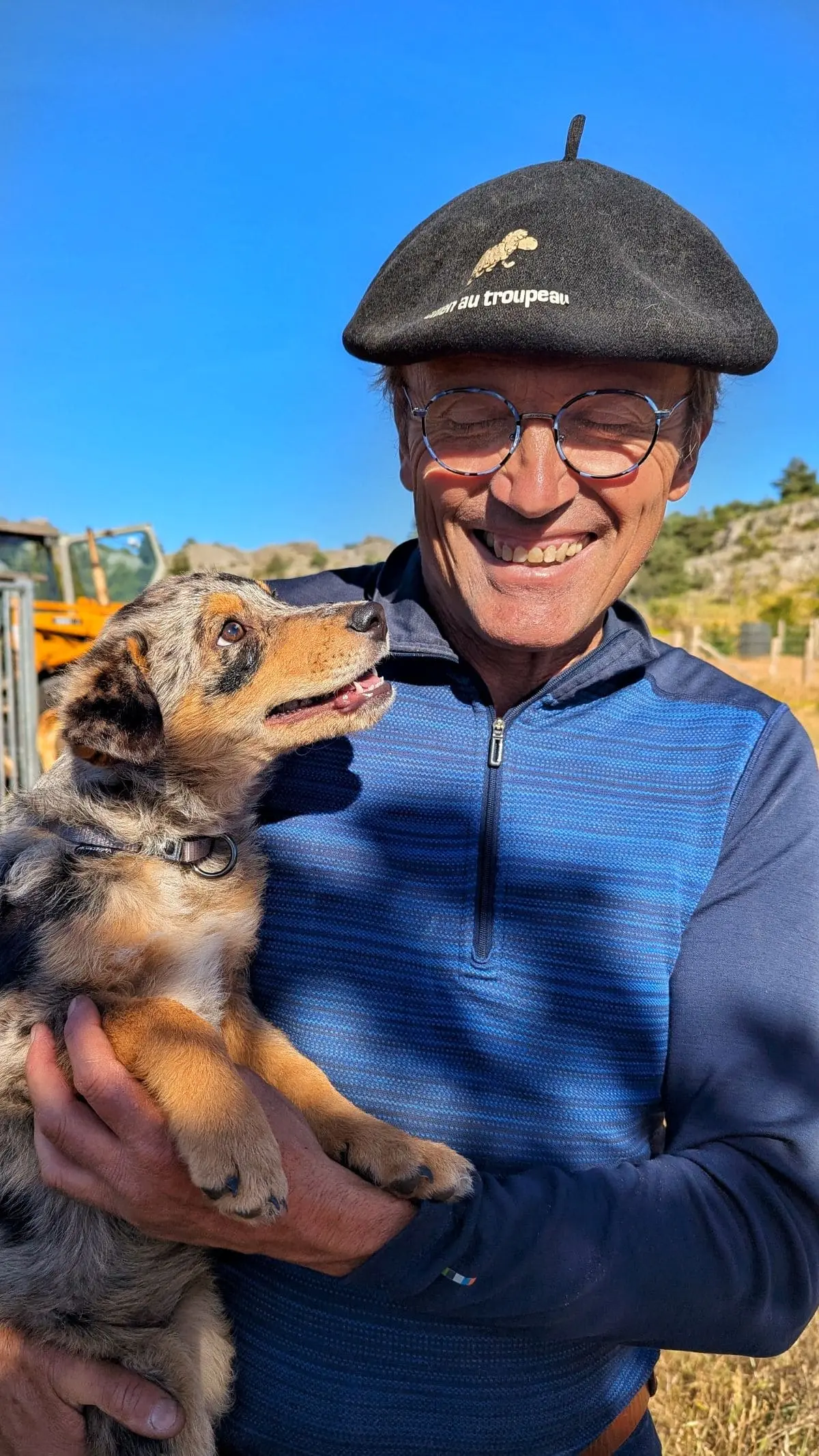 Visiter les Remparts du Larzac : escapade en Aveyron etienne serclerat berger et dresseur de chien au troupeau