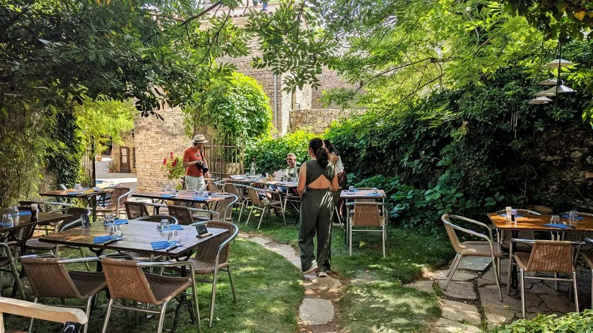 Visiter les Remparts du Larzac : escapade en Aveyron jardin frais de l auberge du chat perche a la couvertoirade