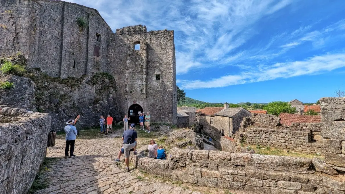 Visiter les Remparts du Larzac : escapade en Aveyron chateau de la couvertoirade rempart du larzac