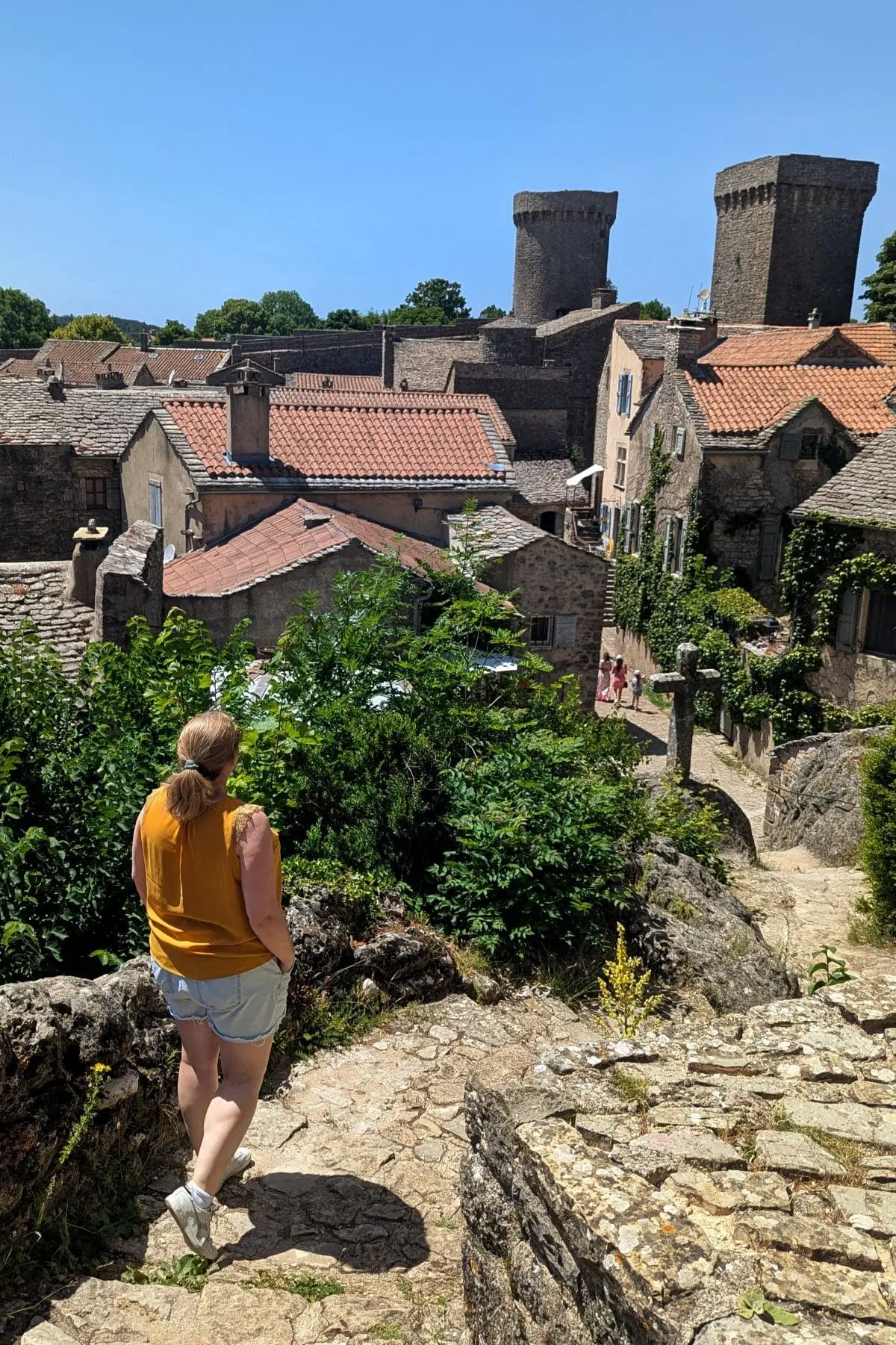 Visiter les Remparts du Larzac : escapade en Aveyron visiter les remparts du larzac en commencant par la couvertoirade