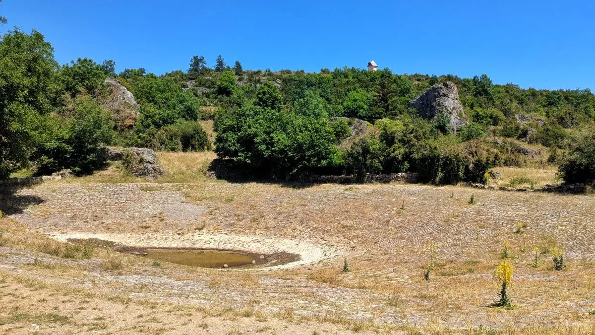 Visiter les Remparts du Larzac : escapade en Aveyron lavogne de la couvertoirade