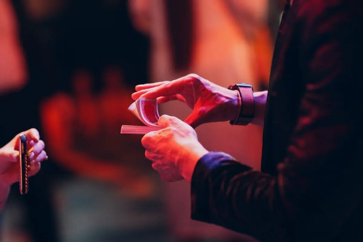 Prestation de magicien : comment choisir et combien ça coûte ? magicien en prestation close up