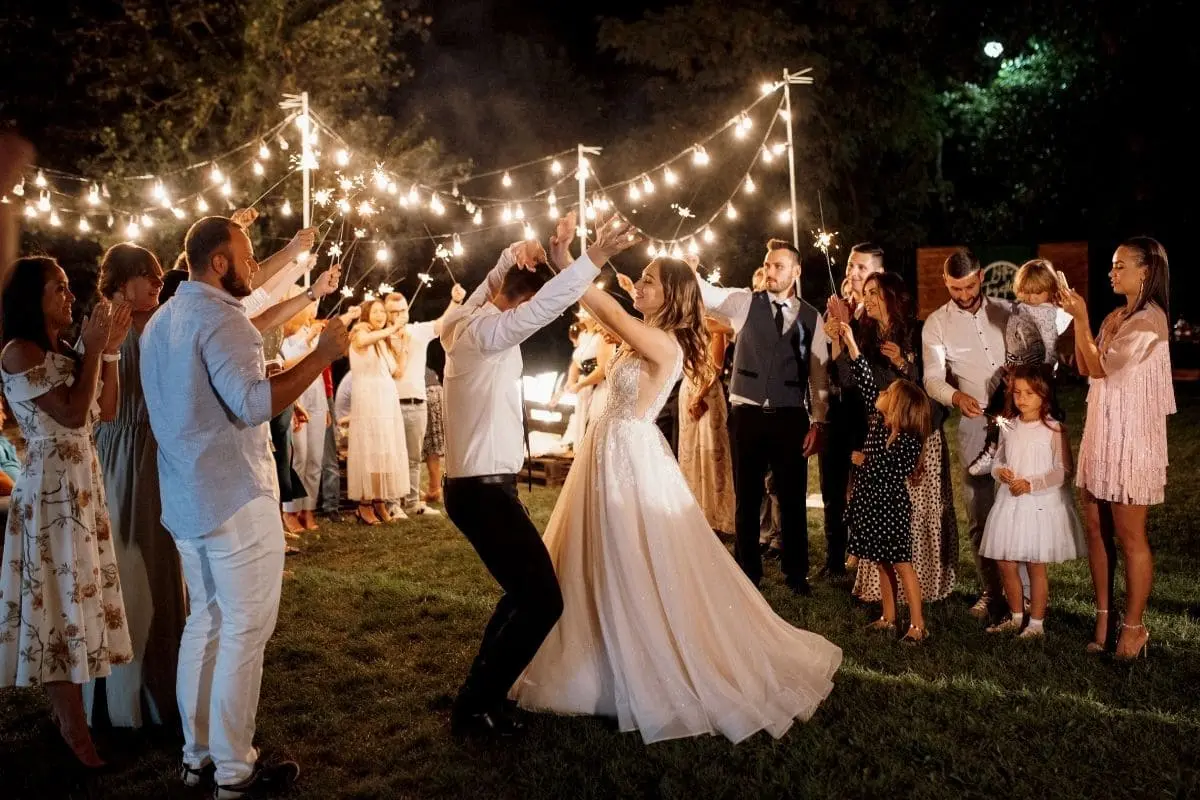 Prestation de magicien : comment choisir et combien ça coûte ? prestation de magie close up ideale pour un mariage