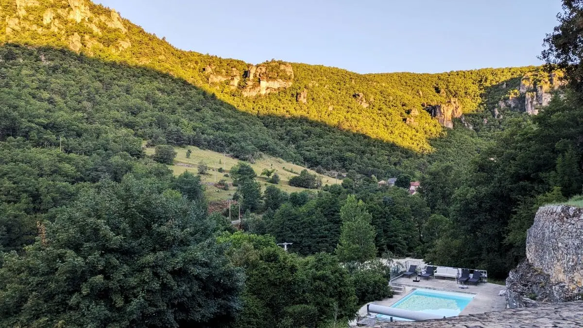 Visiter les Remparts du Larzac : escapade en Aveyron vue sur les falaises et gorges de la dourbie depuis l hermitage de la dourbie