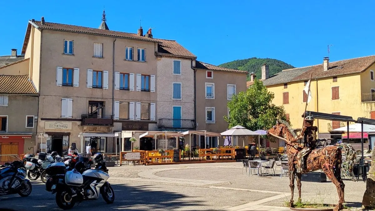 Visiter les Remparts du Larzac : escapade en Aveyron village de nant dans le larzac