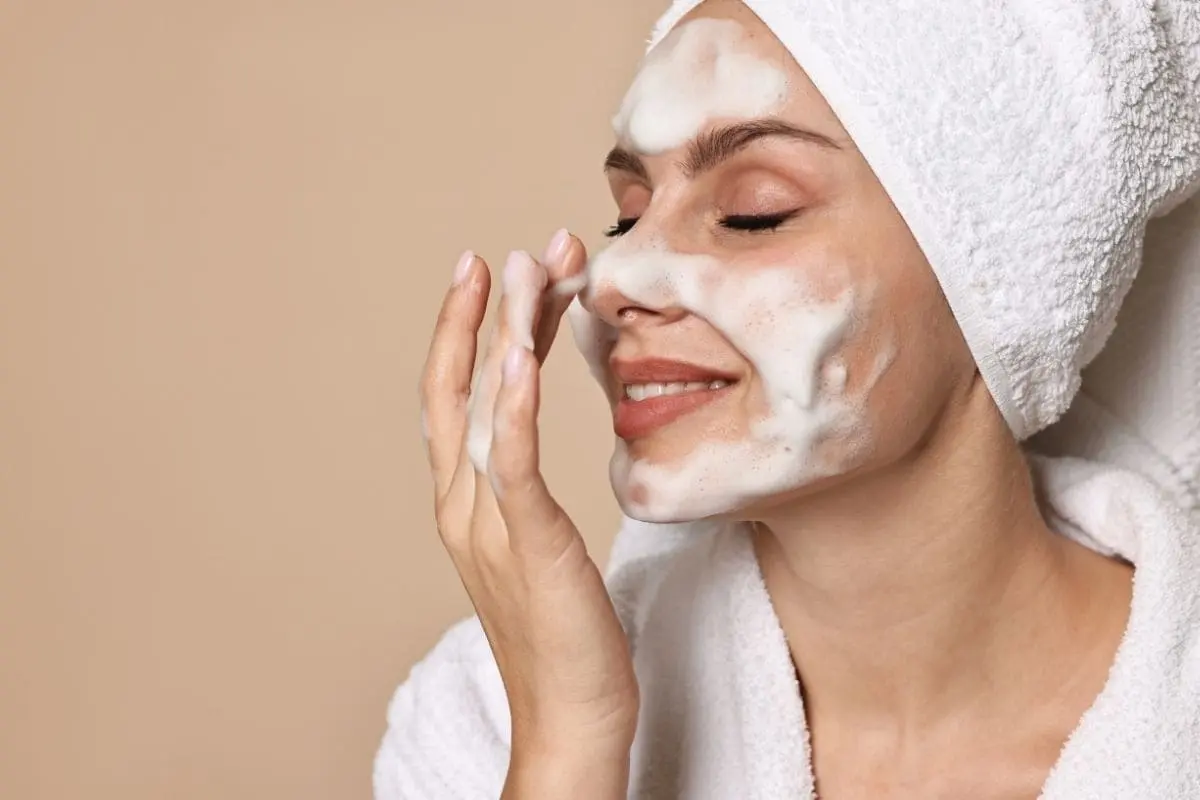 Vieillissement cutané : pourquoi réparer sa peau est aujourd'hui aussi important que l'hydrater nettoyer la peau de son visage