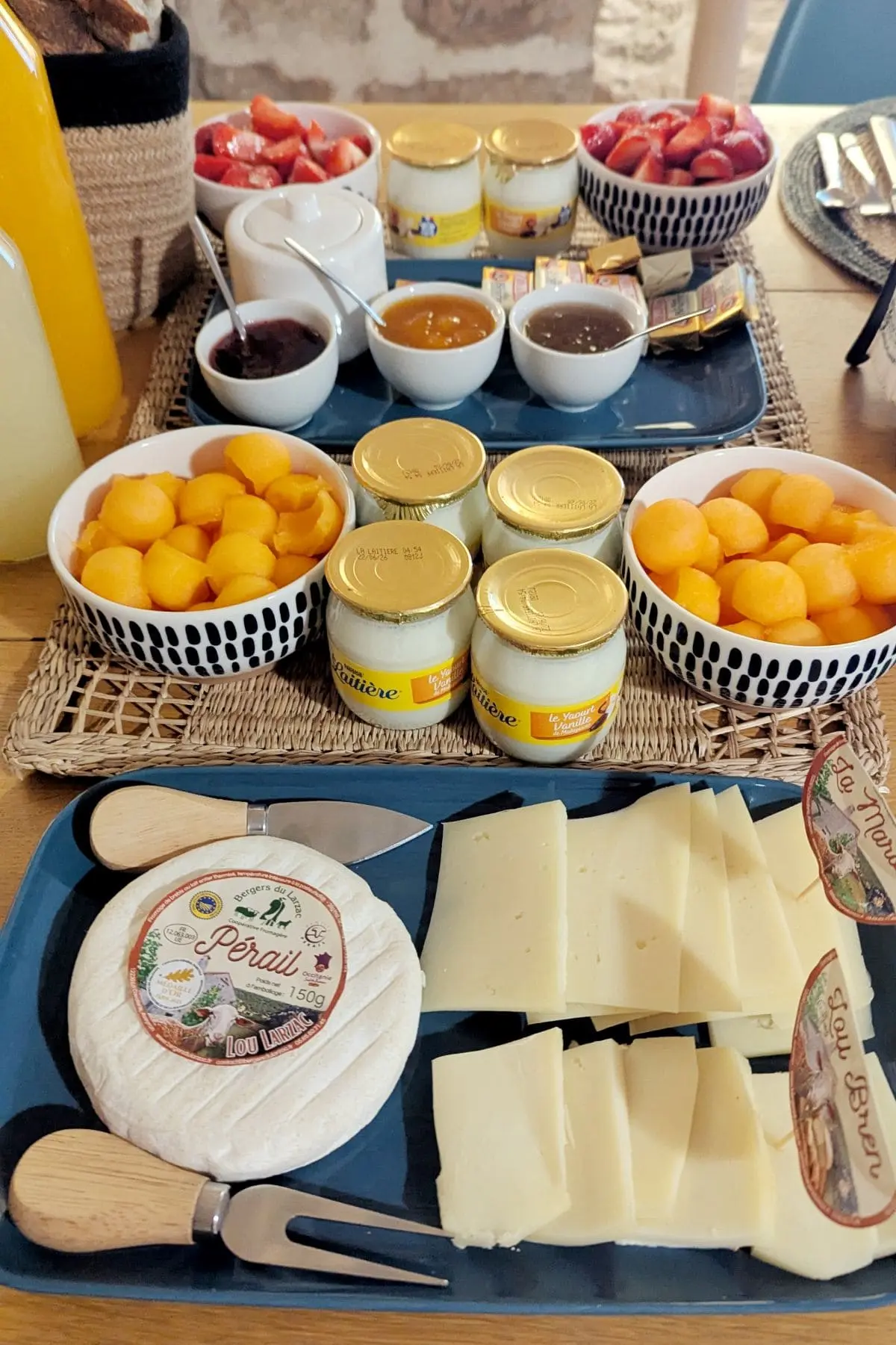 Visiter les Remparts du Larzac : escapade en Aveyron petit dejeuner servi a l hermitage de la dourbie