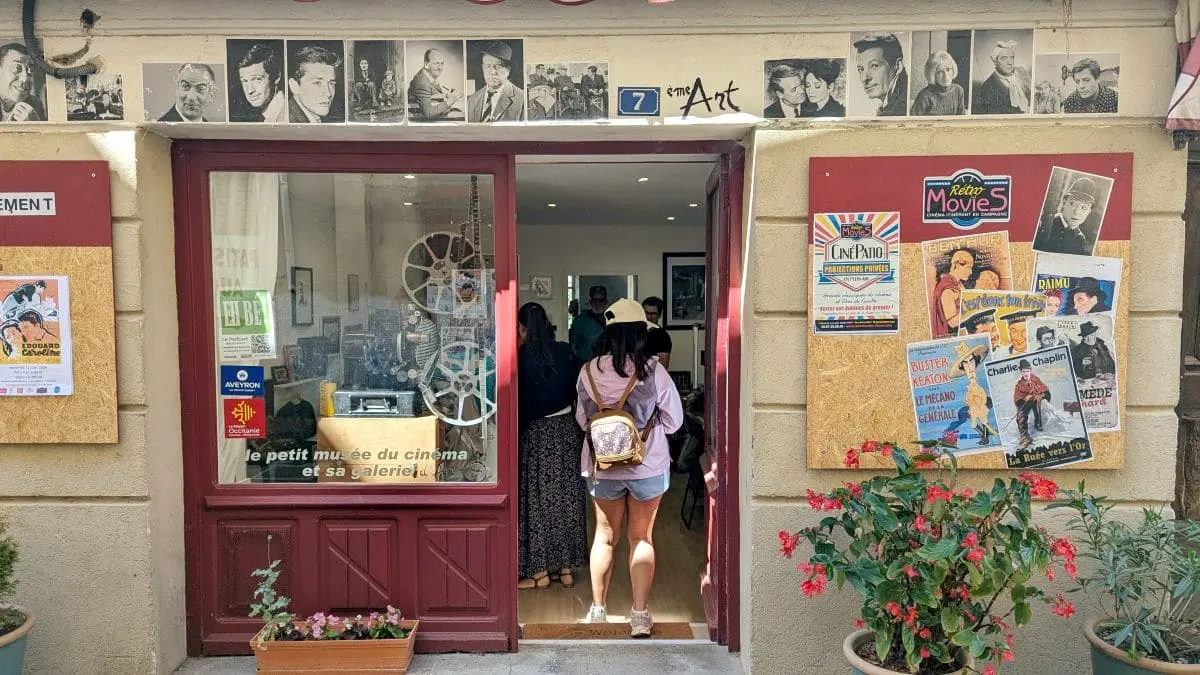 Visiter les Remparts du Larzac : escapade en Aveyron petit musee du cinema a nant larzac