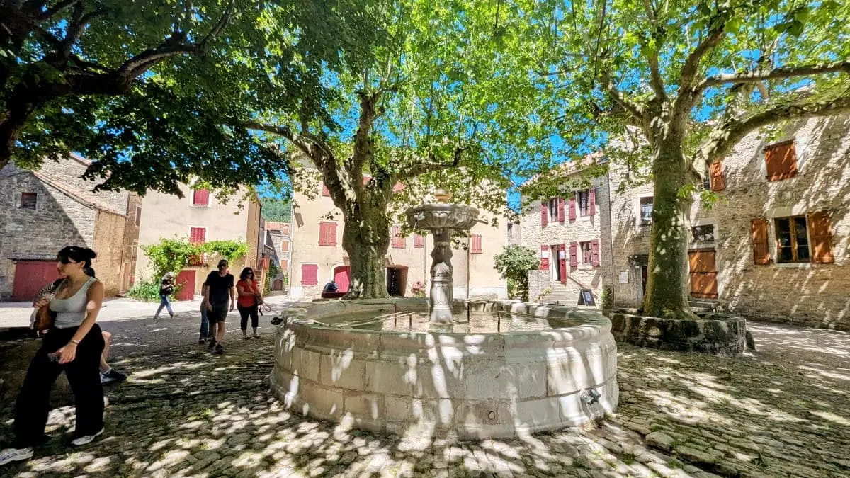 Visiter les Remparts du Larzac : escapade en Aveyron place de la fontaine a sainte eulalie de cernon village des remparts du larzac