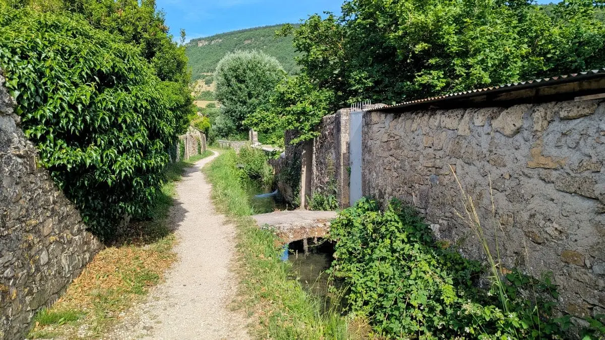 Visiter les Remparts du Larzac : escapade en Aveyron promenade des canaux a nant dans le larzac