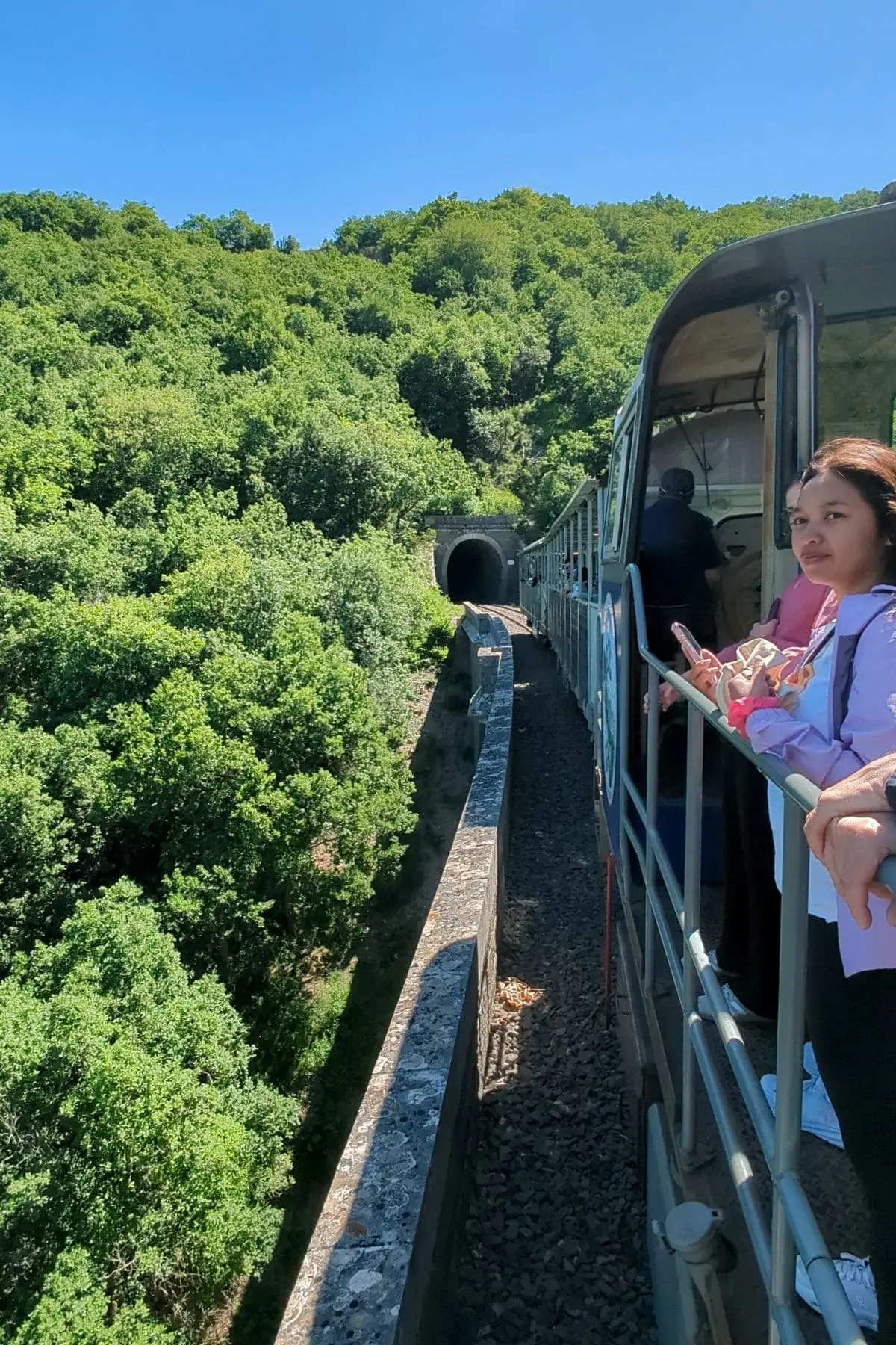Visiter les Remparts du Larzac : escapade en Aveyron sur les rails du larzac retour des velorails avec un train touristique