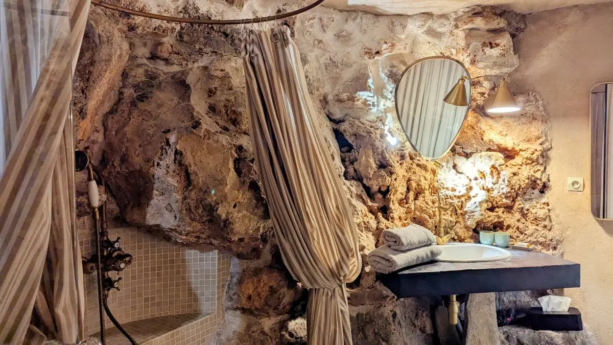 Visiter les Remparts du Larzac : escapade en Aveyron salle de bain chambre la jonte hermitage de la dourbie