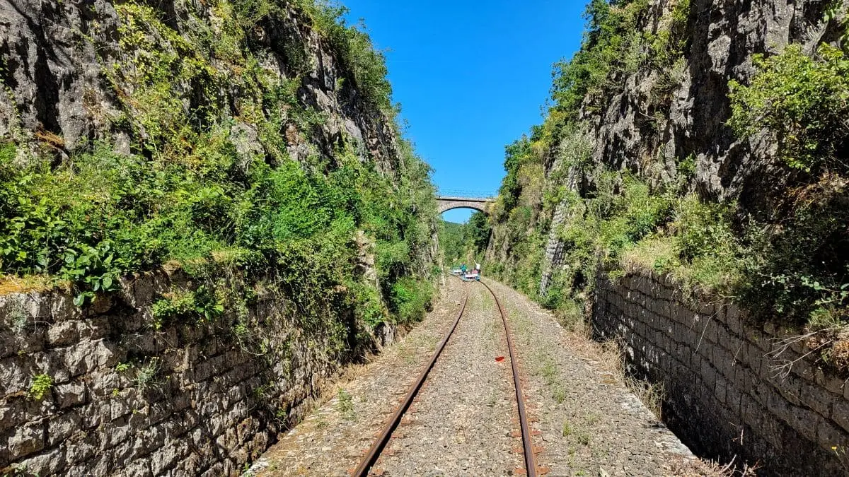 Visiter les Remparts du Larzac : escapade en Aveyron anciennes voies ferrees accessibles uniquement grace au velorail sur les rails du larzac