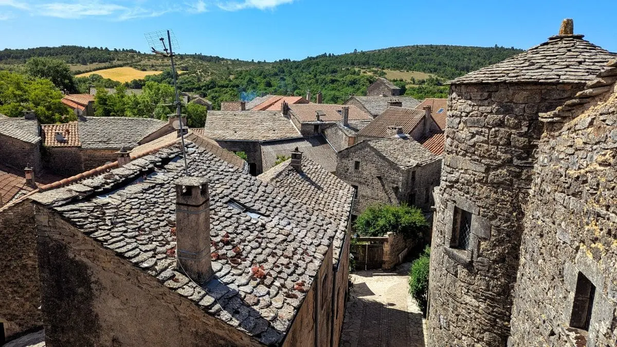Visiter les Remparts du Larzac : escapade en Aveyron toitures et ruelles du village de la couvertoirade rempart du larzac