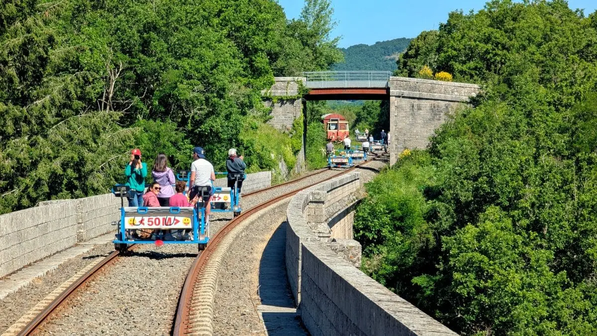 Visiter les Remparts du Larzac : escapade en Aveyron velorail du larzac parcours orchidees sur les rails du larzac