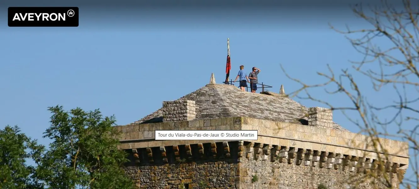 Visiter les Remparts du Larzac : escapade en Aveyron tour hospitaliere du viala du pas de jaux