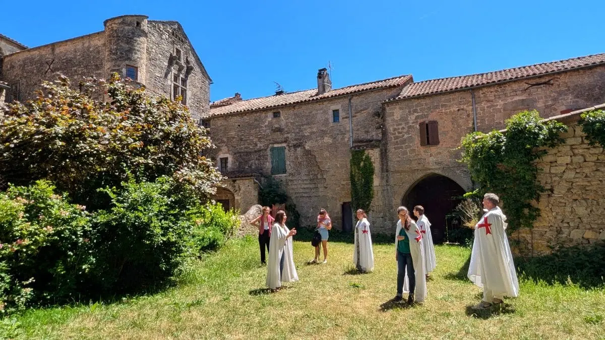 Visiter les Remparts du Larzac : escapade en Aveyron visite guidee de la commanderie avec capes de chevaliers