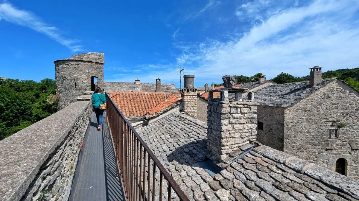 Visiter les Remparts du Larzac : escapade en Aveyron visite des remparts de la couvertoirade dans le larzac