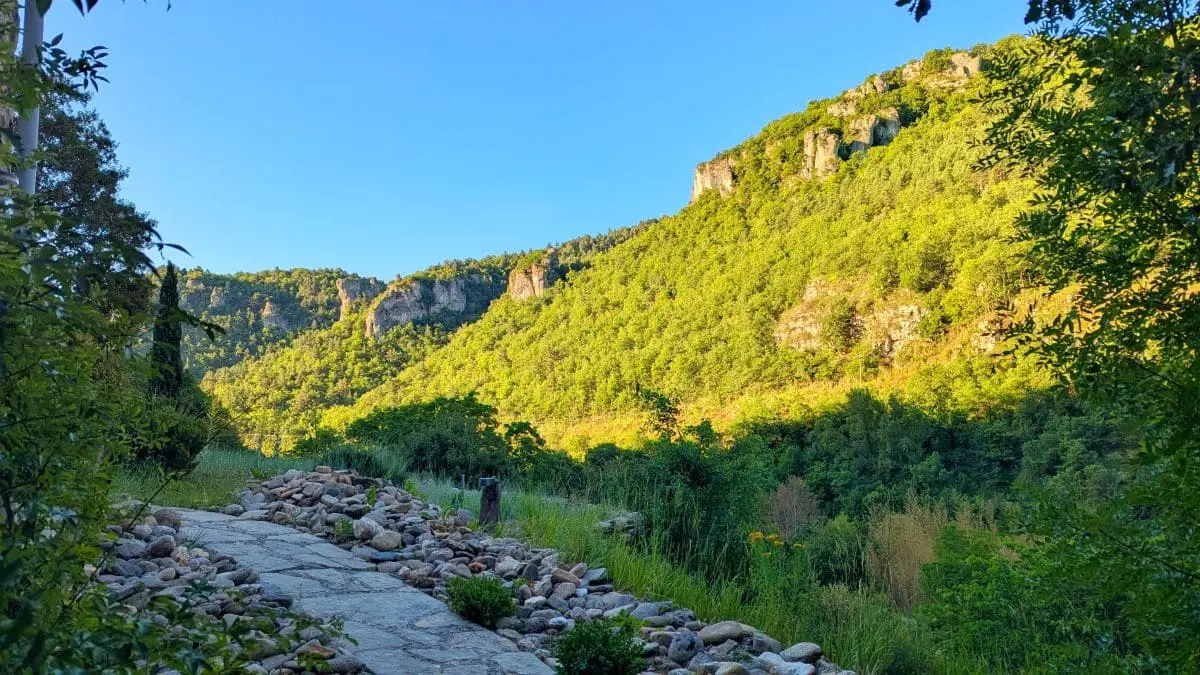 Visiter les Remparts du Larzac : escapade en Aveyron hermitage de la dourbie vue de la chambre de la jonte