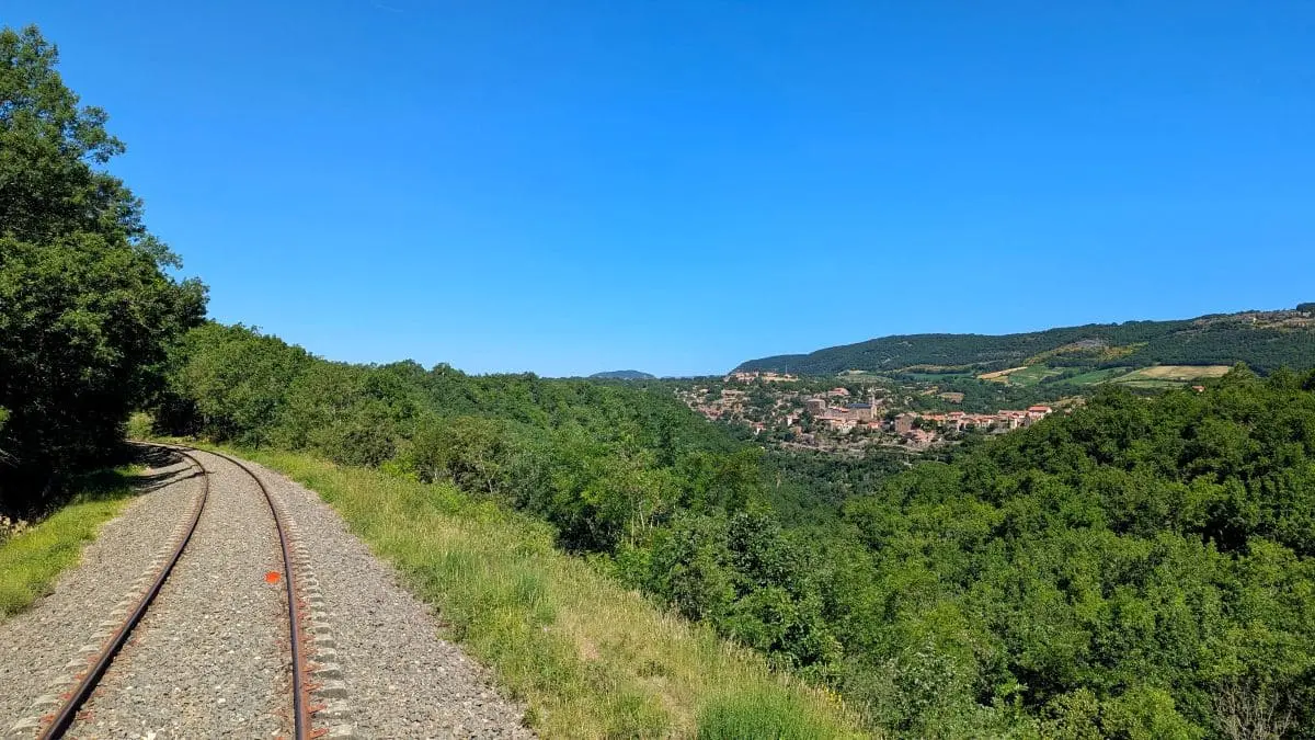 Visiter les Remparts du Larzac : escapade en Aveyron vues uniques sur les paysages en velorail sur les rails du larzac
