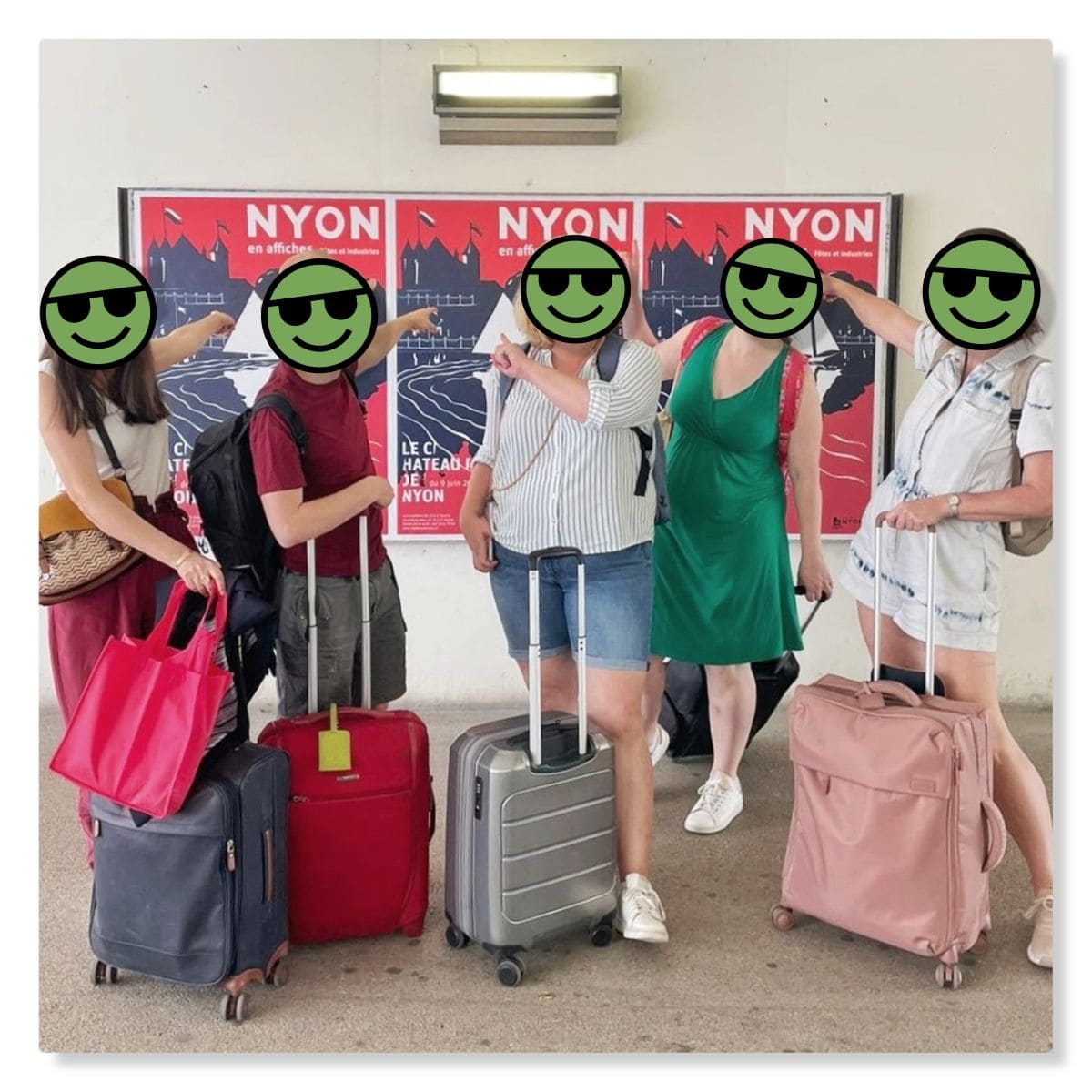 photo de groupe a la gare au debut des vacances avec les valises