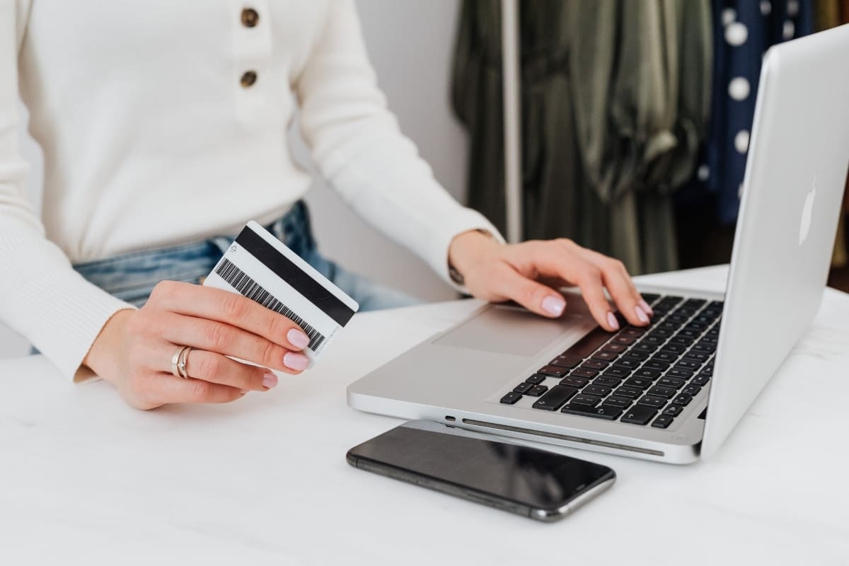 Cagnotte en ligne sans commission : comment les comparer en 2026 ? frais de cartes bancaires