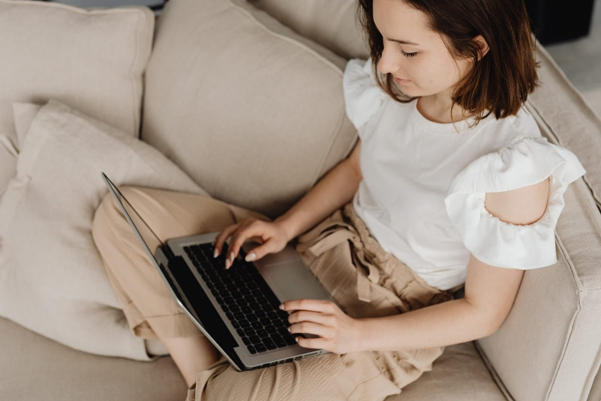 Cagnotte en ligne sans commission : comment les comparer en 2026 ? jeune femme preparant une ligne solidaire en ligne