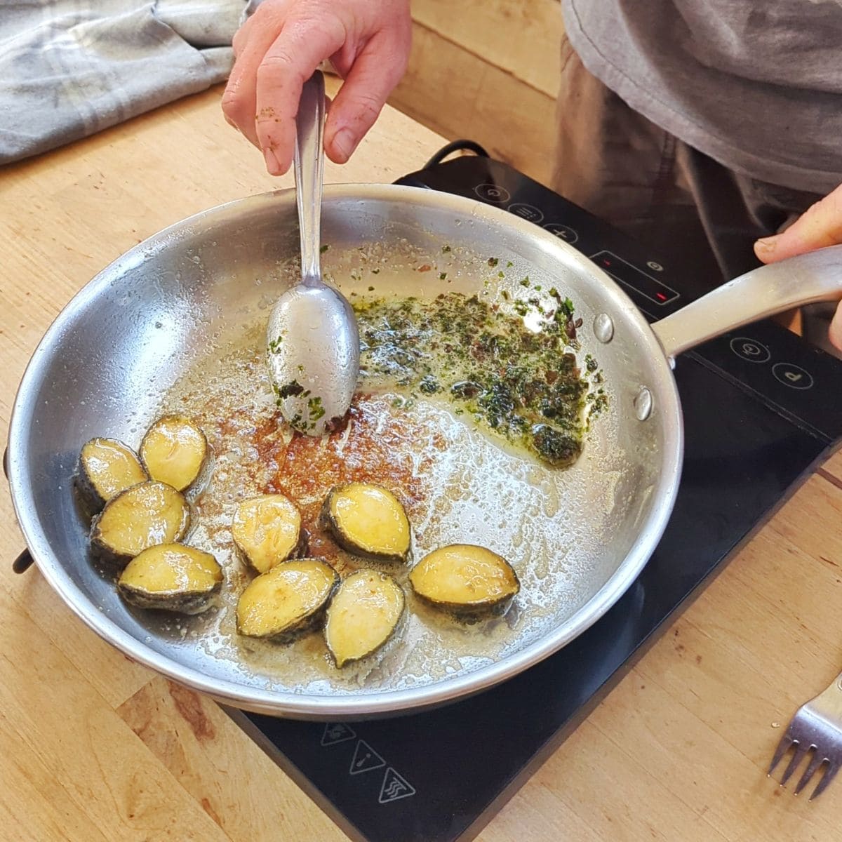 deguster des ormeaux chez france haliotis a plouguerneau