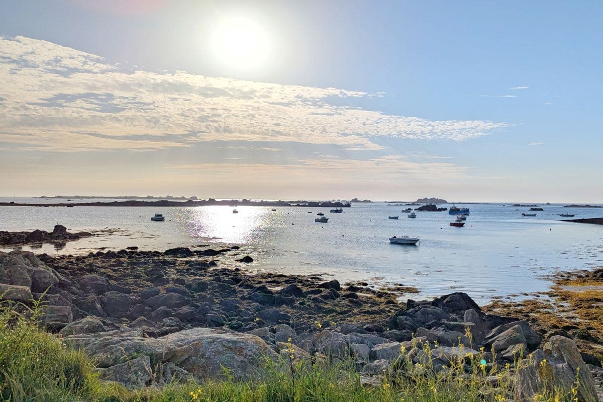 soleil sur la mer en fin de journee a plouguerneau en bretagne