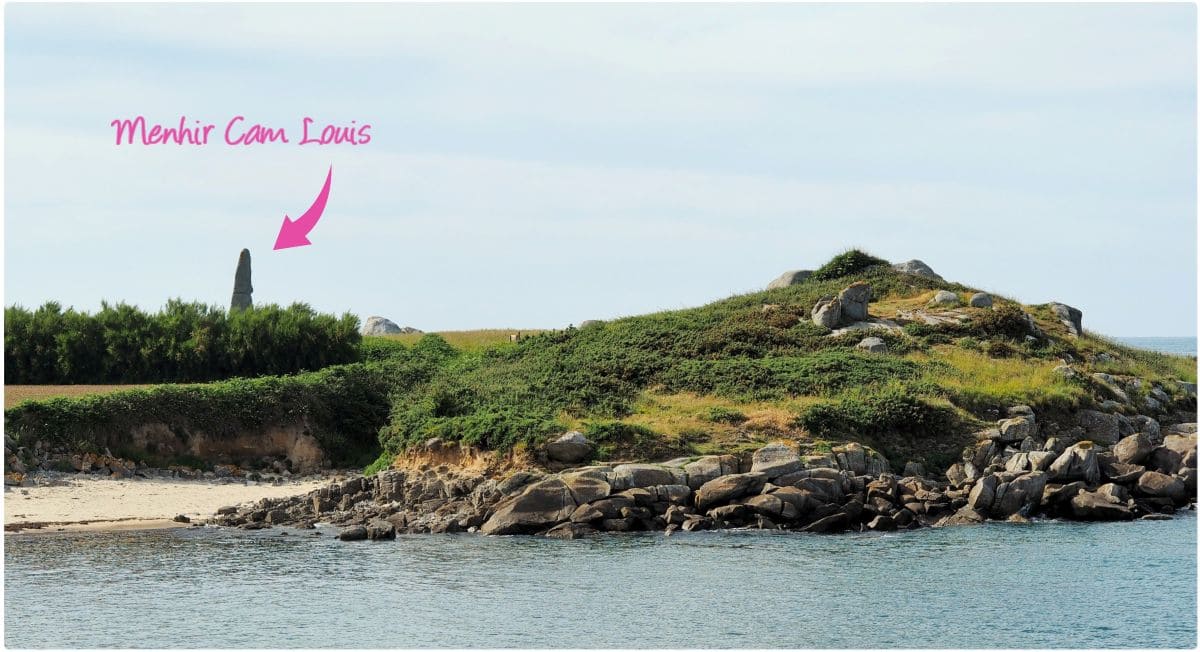 menhir cam louis dans le paysage de plouescat en bretagne