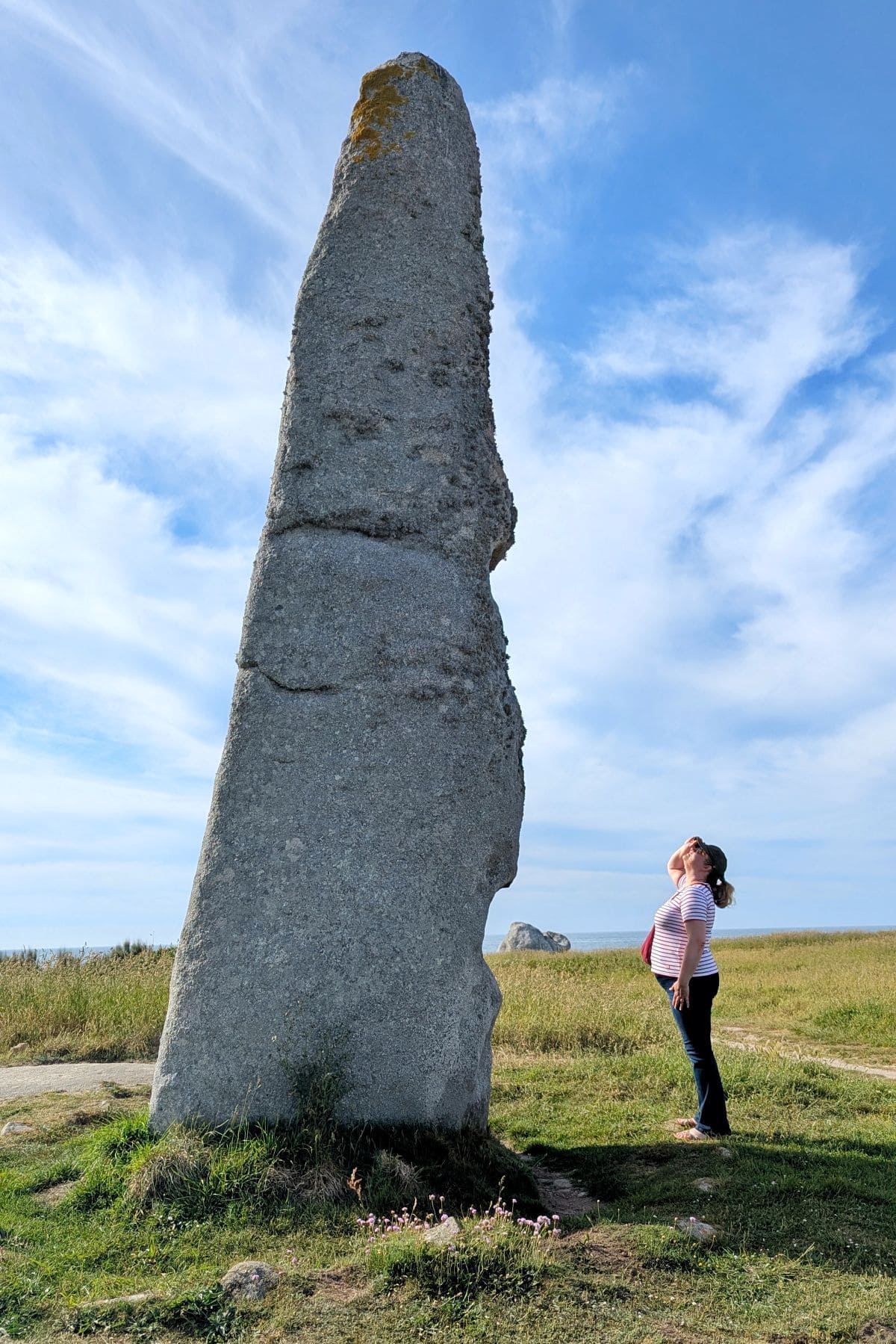 menhir cam louis sur la cote des sables a plouescat