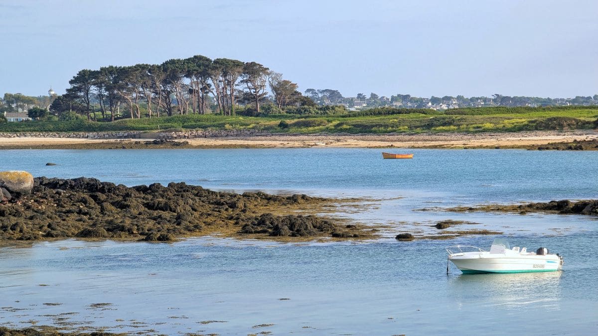 paysage et rochers dans la mer a plouguerneau finistere nord bretagne