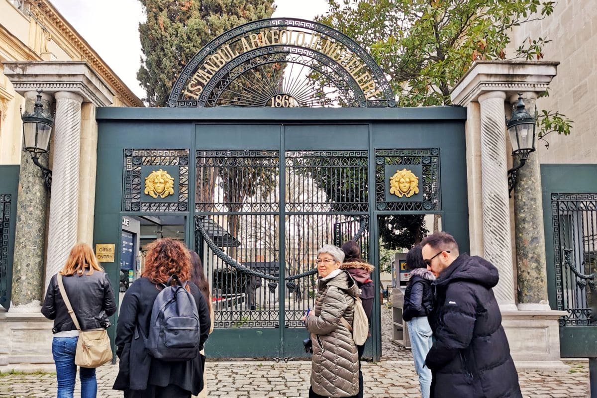 groupe de voyageurs partageant les visites lors d un circuit organise