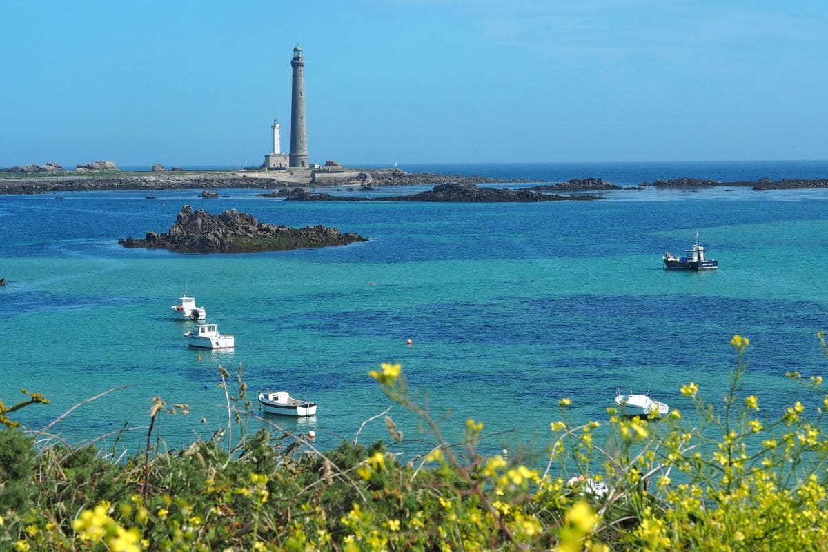 phare de l ile vierge observe depuis le point de vue de la pointe de lilia a plouguerneau